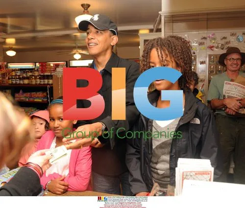 Obama and daughters buy snacks in Massachusetts