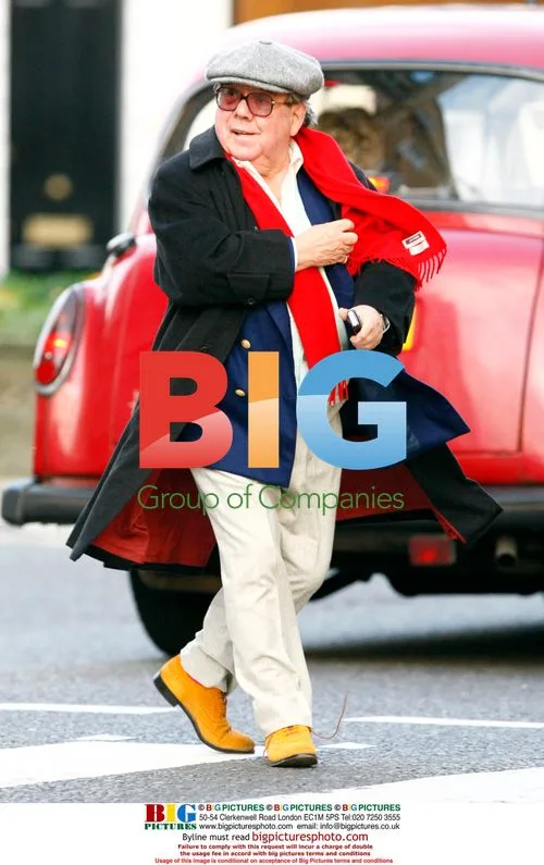 Ronnie Corbett in Paddington-esque attire