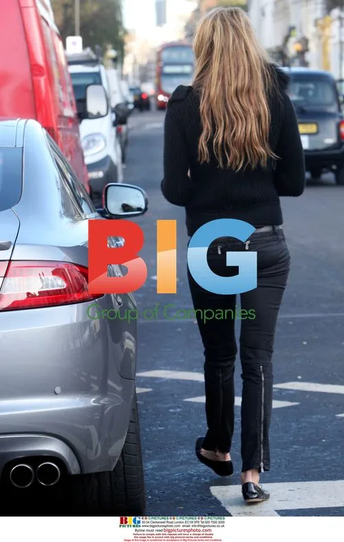 Supermodel Elle Macpherson Shopping in London