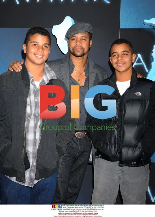 Cuba Gooding, Jr. and sons at 'Avatar' LA premiere