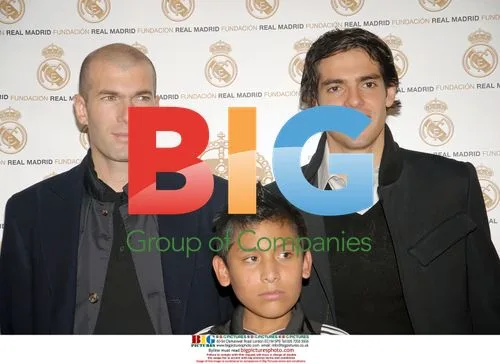 Kaka and Zidane Give Christmas Gifts