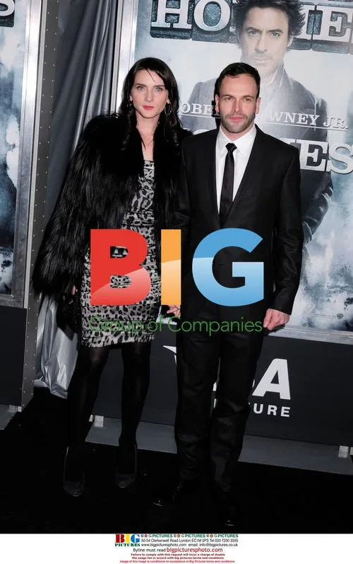 Michele Hicks and Johny Lee Miller at "Sherlock Holmes" premiere