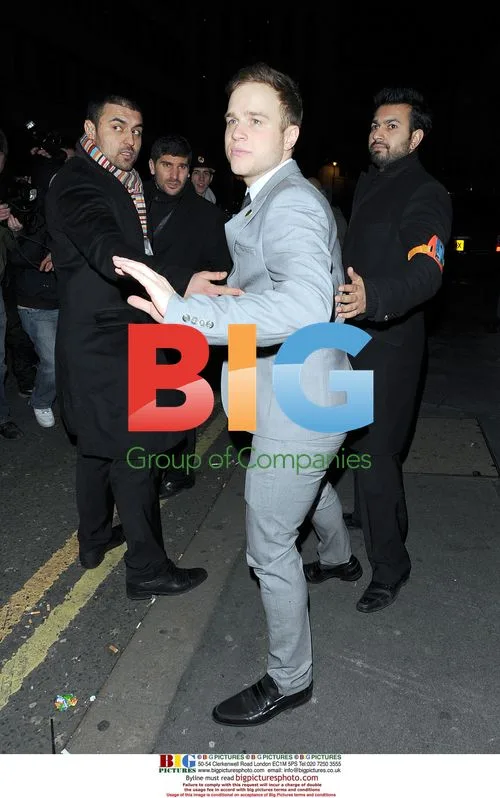 Olly Murs kisses X Factor dancer Sianad Gregory