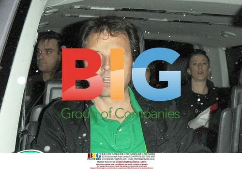Robbie Williams Leaving Apple Store