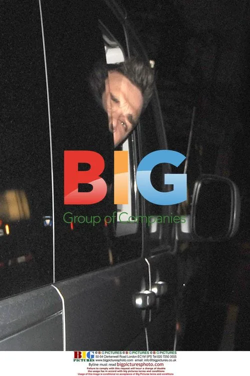 Robbie Williams Leaving Apple Store