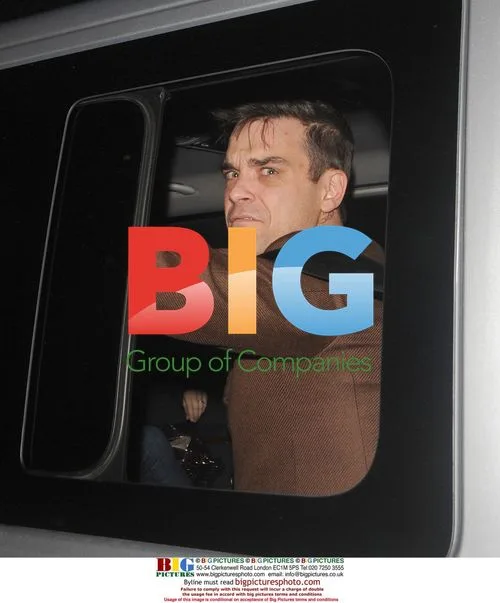 Robbie Williams Leaving Apple Store
