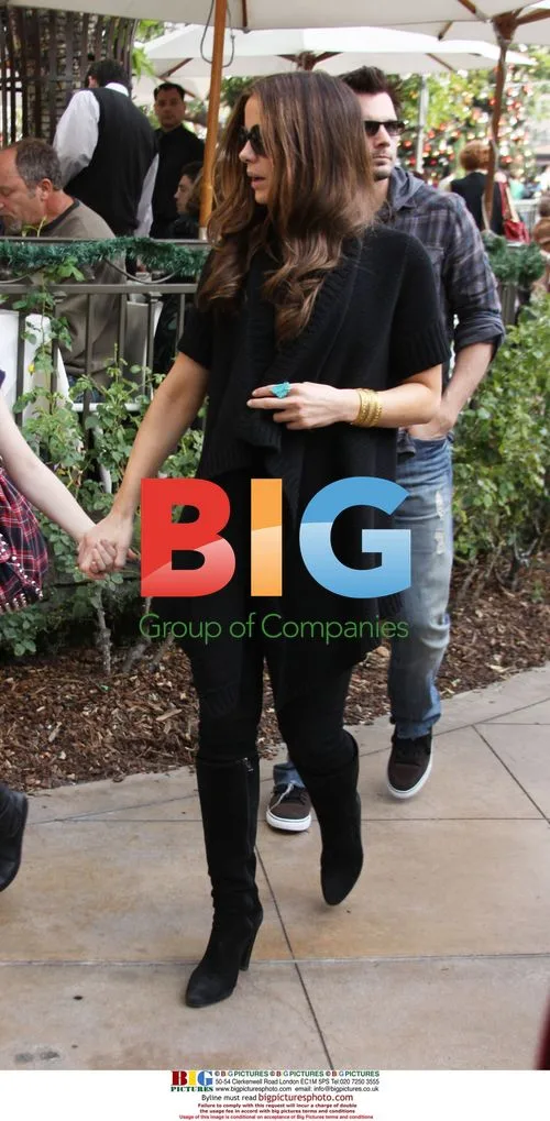 Kate Beckinsale, Len Wiseman, and daughter Lily shopping