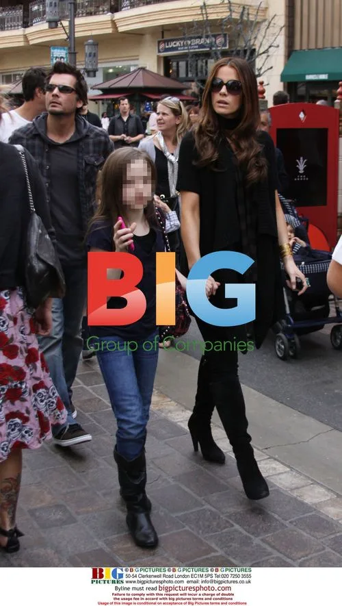 Kate Beckinsale, Len Wiseman, and Lily Sheen Shopping