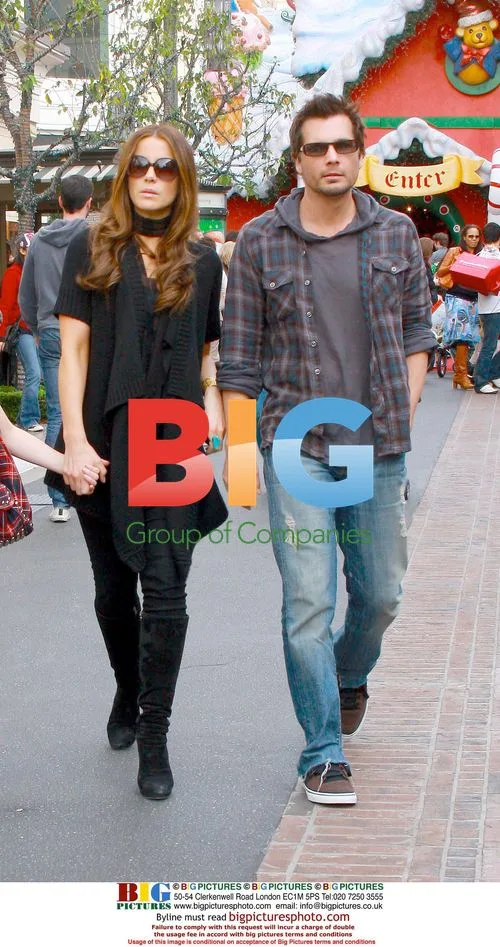 Kate Beckinsale shopping with family