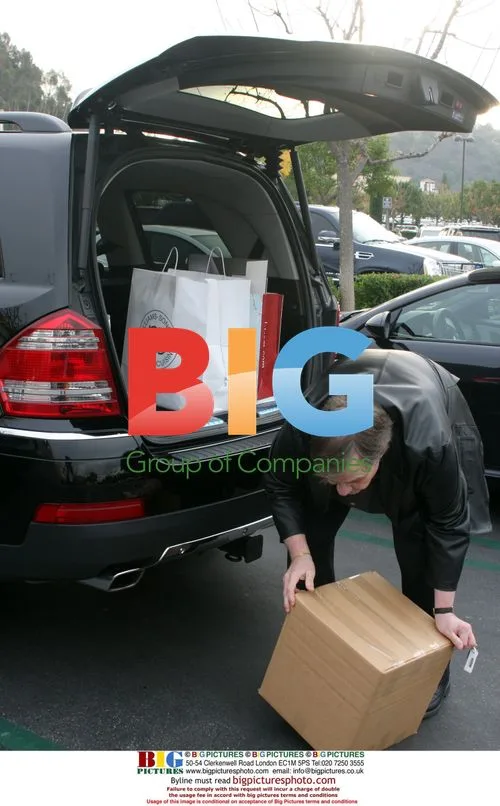 Meat Loaf Carries Presents from Shopping