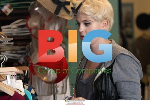 Kelly Osbourne goes swimsuit shopping