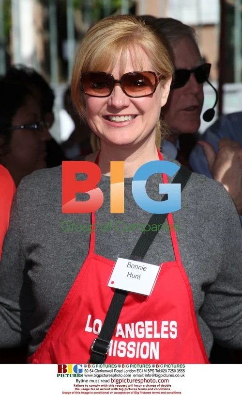 Bonnie Hunt serves food at charity event