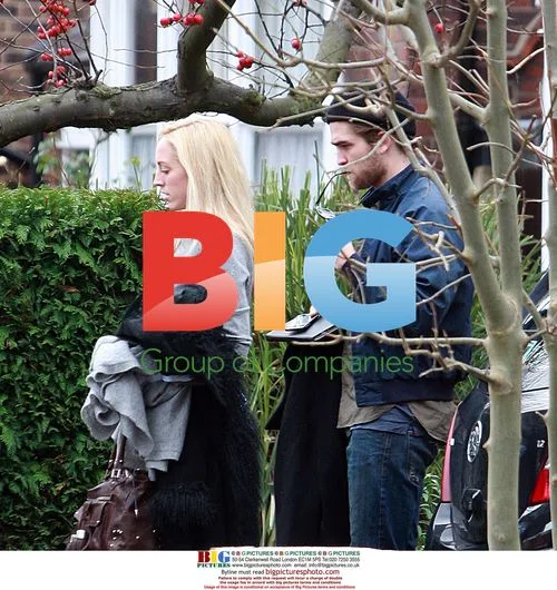 Robert Pattinson spotted with mystery blonde