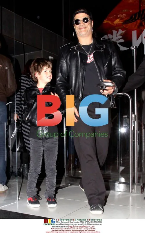 Slash Has Dinner with Family