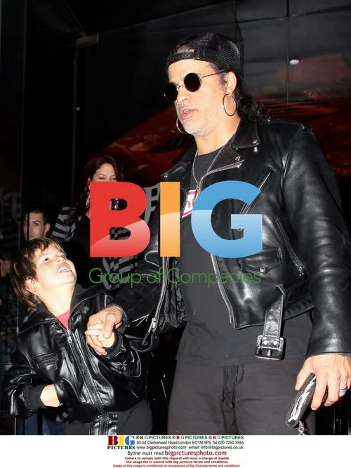 Slash has dinner with family