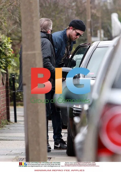 Robert Pattinson Spotted with Sister