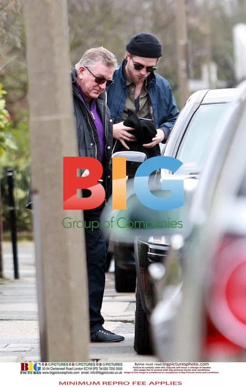 Robert Pattinson Spotted With Sister