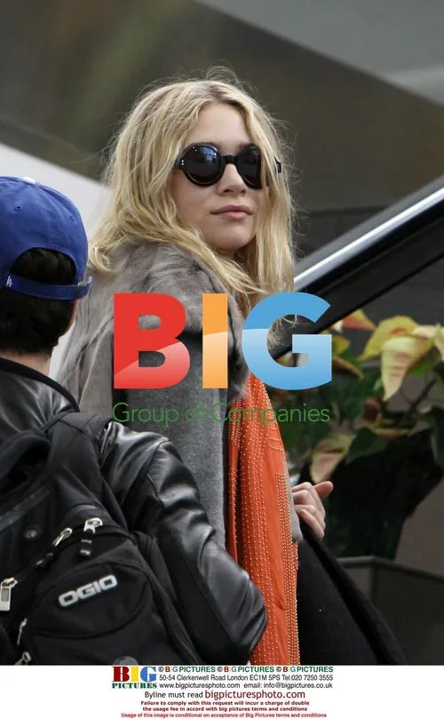 Ashley Olsen, Justin Bartha, Eva Mendes, George Gargurevich at LAX
