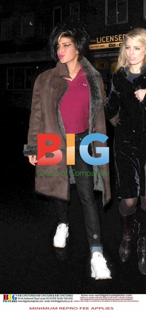 Amy Winehouse leaves pub with friend