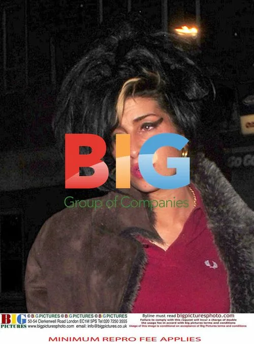 Amy Winehouse leaves pub with friend