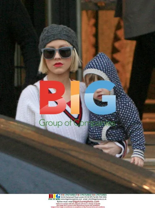 Christina Aguilera and family shopping