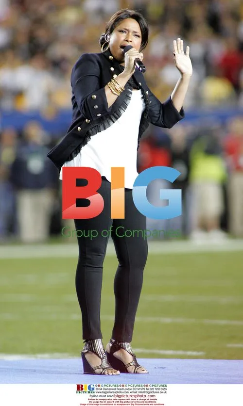 Jennifer Hudson performs national anthem at Super Bowl XLIII