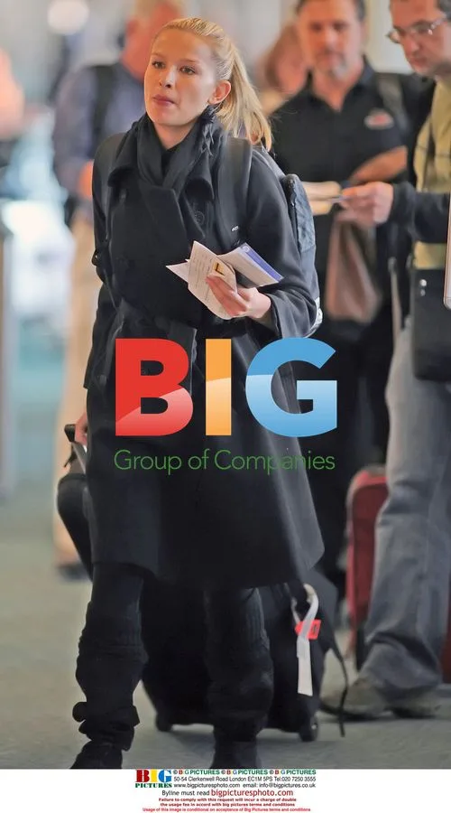 Tahyna Tozzi Arrives at YVR