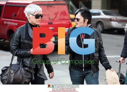 Singer Pink takes a stroll in NYC