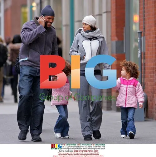 Michael Strahan out with daughters