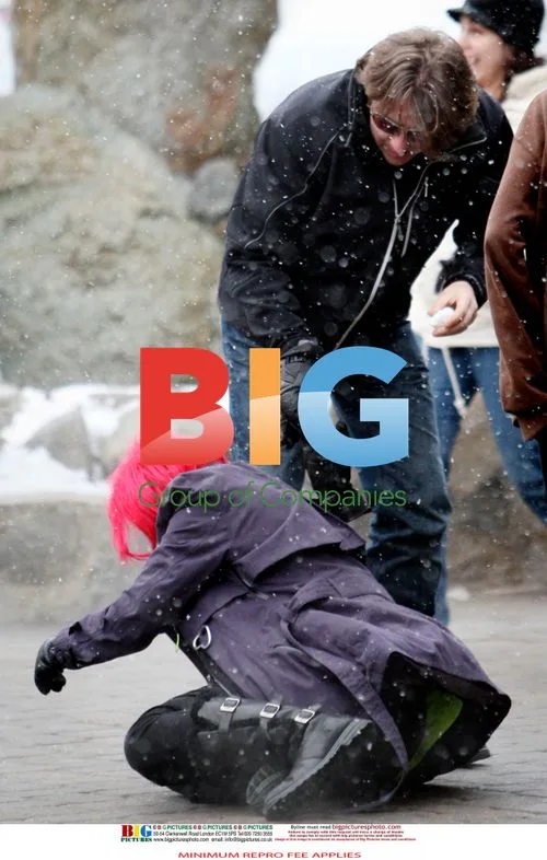 Jonathan Ross and family play in the snow
