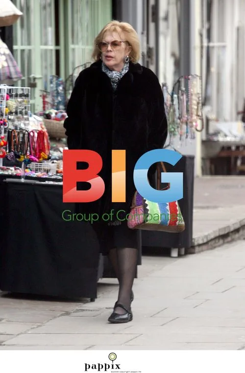 Lady Antonia Fraser strolls Portabello Market