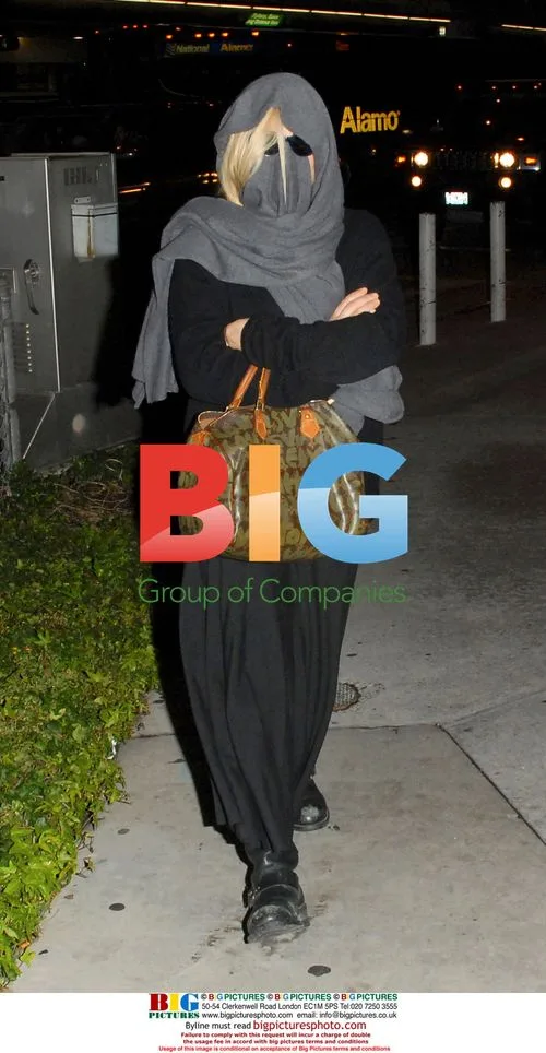 Patricia Arquette arrives at LAX with friends