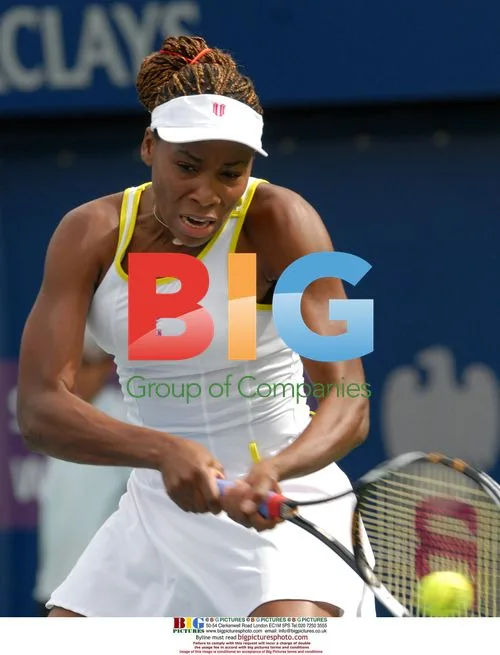 Venus Williams returns ball against Anastasia Pavlyuchenkova