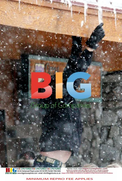 Jonathan Ross and family play in snow