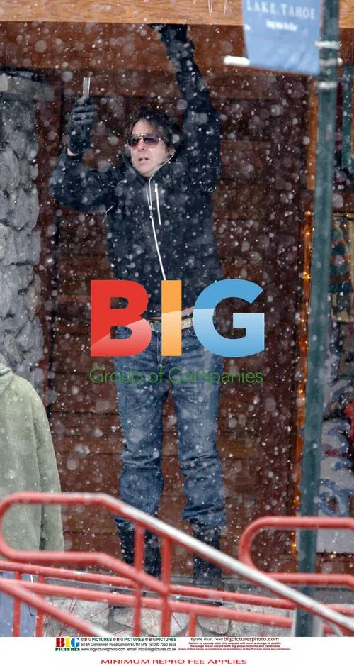 Jonathan Ross and family go skiing in the USA