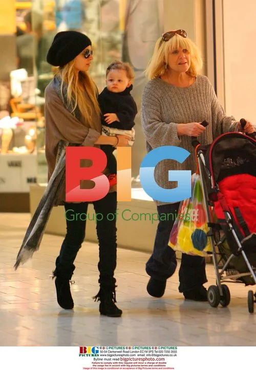 Nicole Richie and Joel Madden go shopping