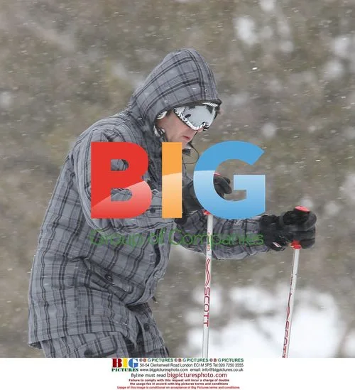 Jonathan Ross and wife learn to ski