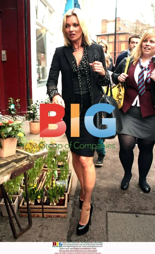 Kate Moss visits Fine Art College, goes to Washington Pub
