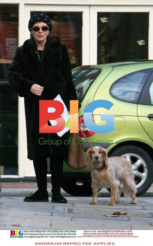 Anne Robinson goes Christmas shopping