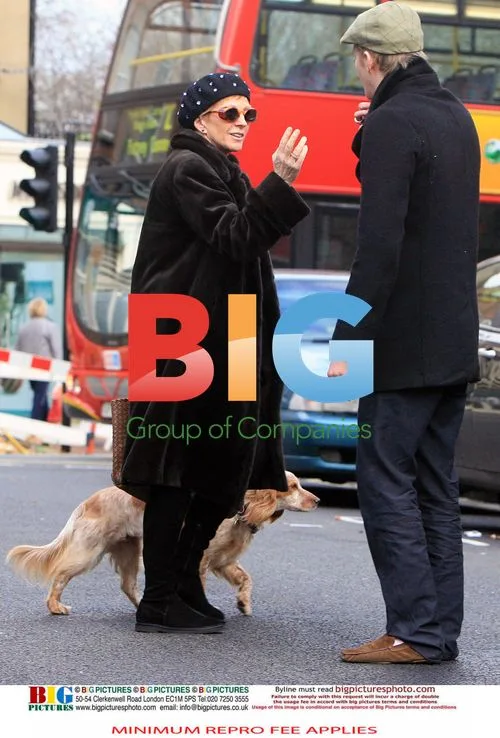 Anne Robinson goes Christmas shopping