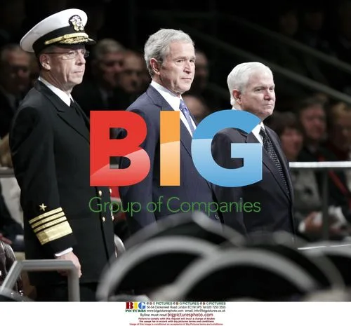 Bush with Gates and Mullen at military parade