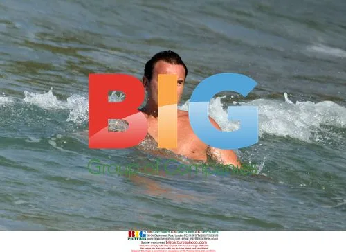 Julian McMahon and Kelly Paniagua at beach
