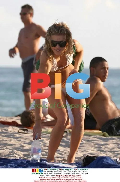 AnnaLynne McCord and Kellen Lutz play on Miami beach