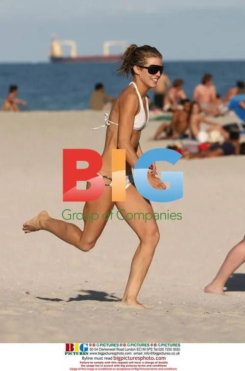AnnaLynne McCord and Kellen Lutz Frolicking on Miami Beach