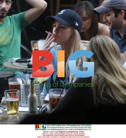 Anna Faris at lunch with friends in LA