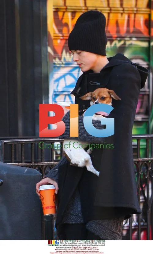 Agyness Deyn juggles dogs and coffee