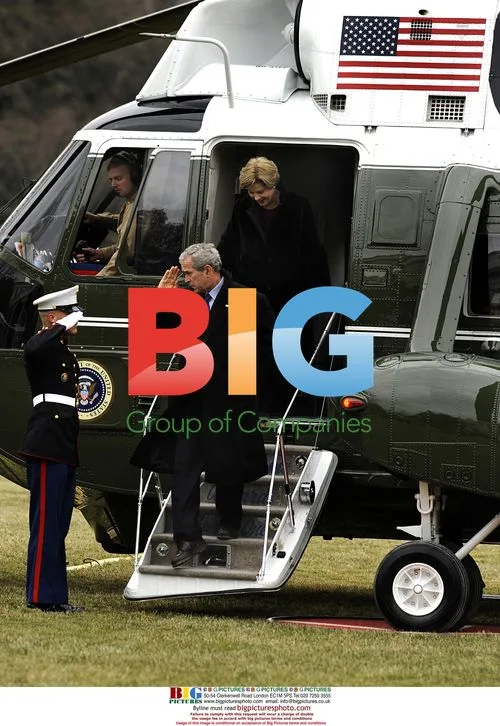 Bush waves as he returns to White House
