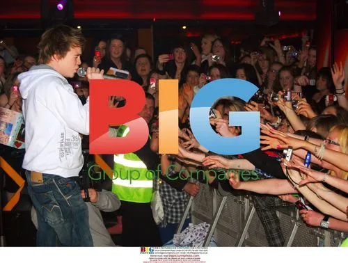 Eoghan Quigg Mobbed by Fans in Dublin
