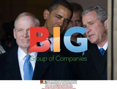 Obama and Bush before helicopter