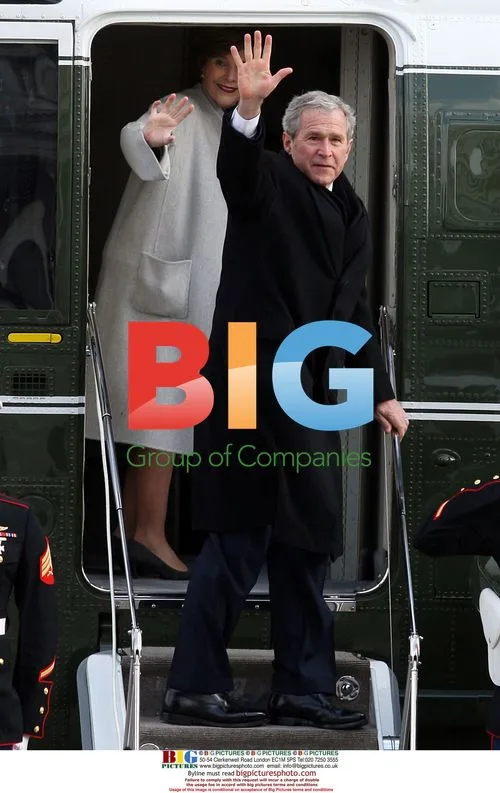 Bush and Laura wave before helicopter departure